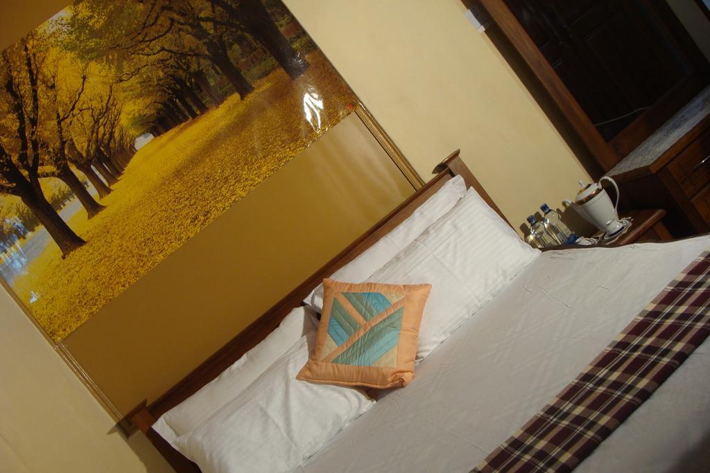 Sugandi Inn Kochchikade Buitenkant foto