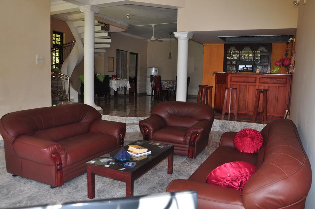 Sugandi Inn Kochchikade Buitenkant foto