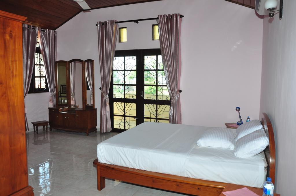 Sugandi Inn Kochchikade Buitenkant foto