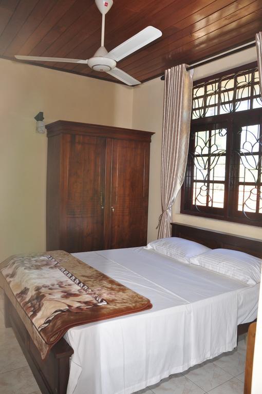 Sugandi Inn Kochchikade Buitenkant foto