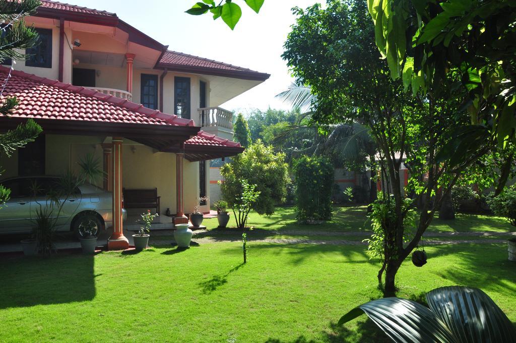 Sugandi Inn Kochchikade Buitenkant foto
