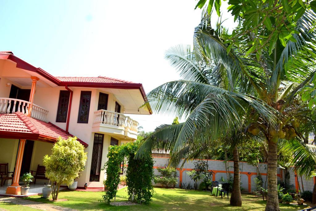 Sugandi Inn Kochchikade Buitenkant foto