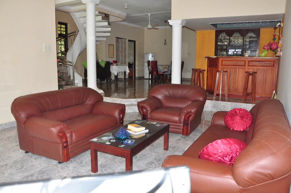 Sugandi Inn Kochchikade Buitenkant foto