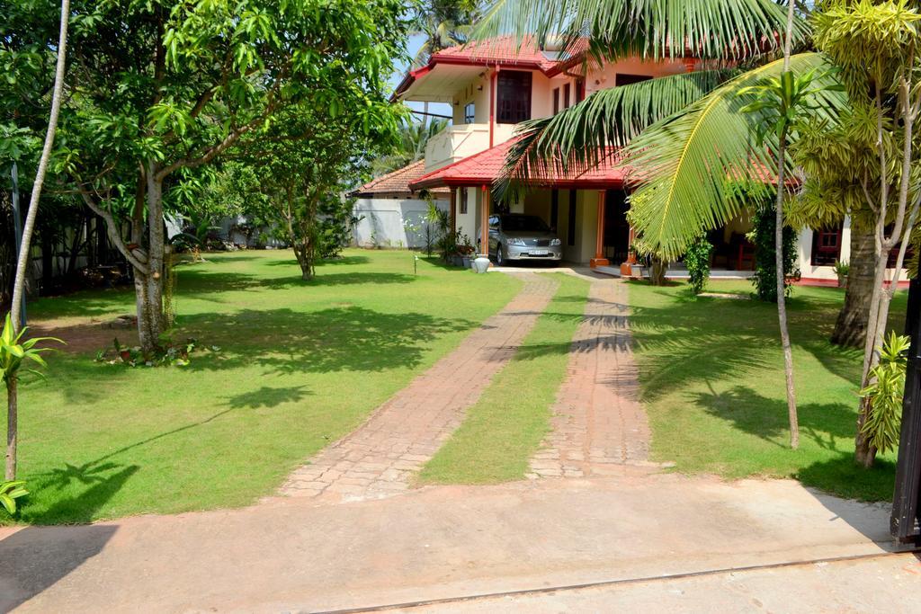 Sugandi Inn Kochchikade Buitenkant foto