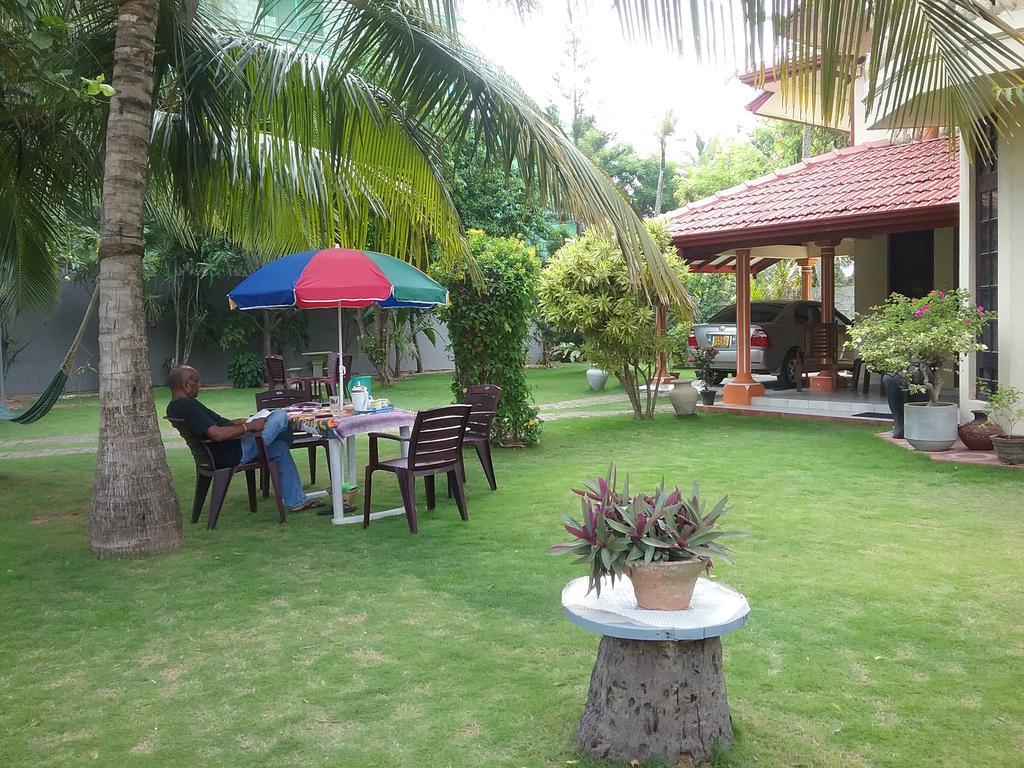 Sugandi Inn Kochchikade Buitenkant foto