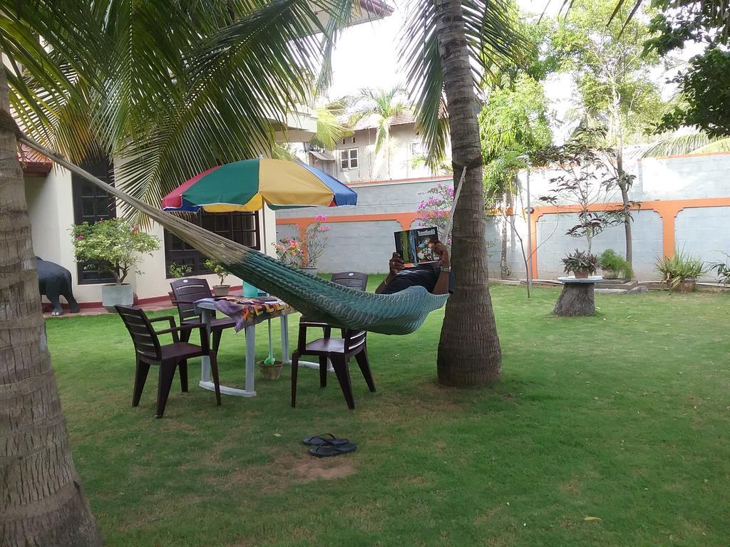 Sugandi Inn Kochchikade Buitenkant foto