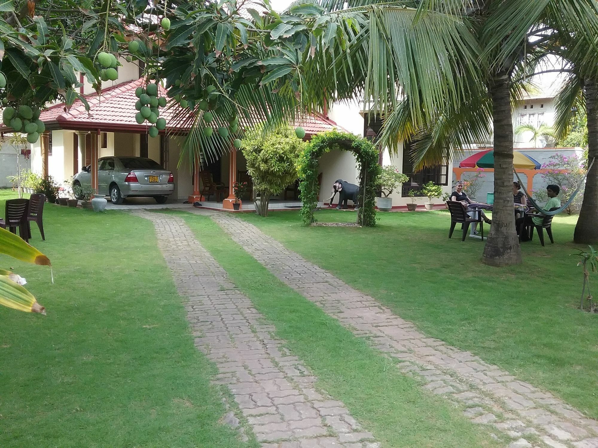 Sugandi Inn Kochchikade Buitenkant foto